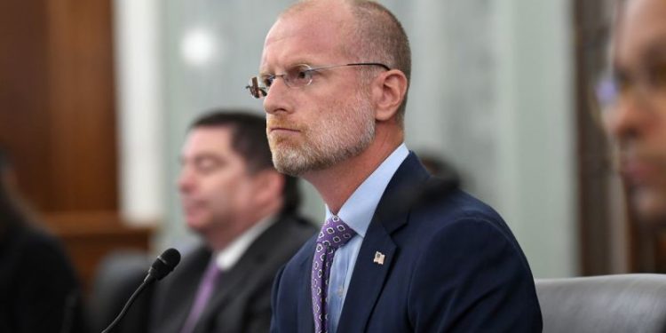 Brendan Carr, Escribió el Capítulo de la Comisión, federal de Comunicaciones en el «Proyecto 2025». Ahora es El Elegido de Trump para la Agencia