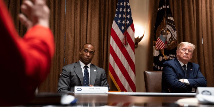 Trump Nombra al Exjugador de la NFL Scott Turner como su elección