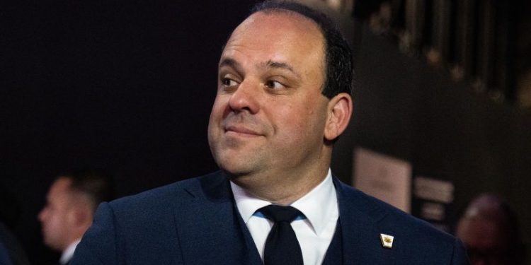 Investigador de Abogados de Trump A Asesor por Buscar Benicios Econólicos, Dicen Fuentes