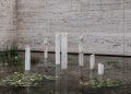 Las esculturas emergen del estanque del pabellón Barcelona de Mies van der Rohe