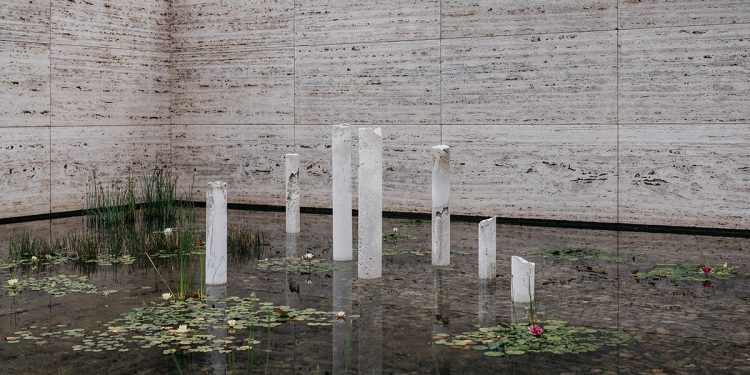 Las esculturas emergen del estanque del pabellón Barcelona de Mies van der Rohe