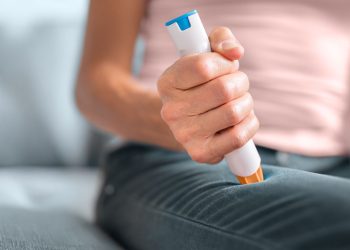 Cómo usar autoinyector de epinefrina o spray nasal