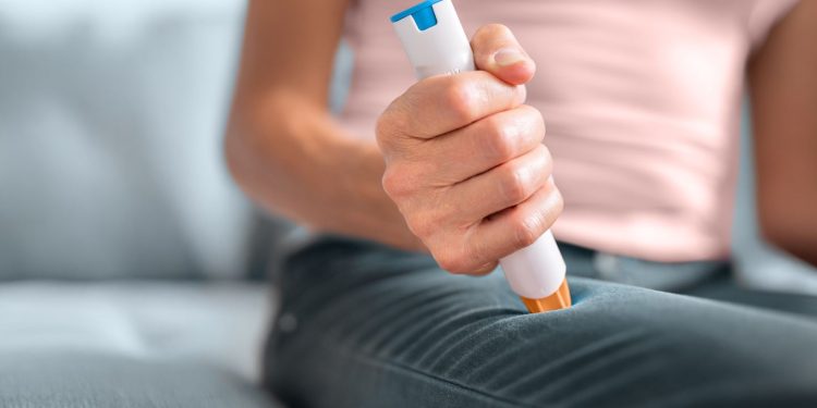 Cómo usar autoinyector de epinefrina o spray nasal