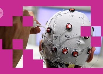 El dispositivo cerebral con IA permite al hombre paralizado controlar el brazo robótico