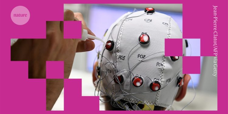 El dispositivo cerebral con IA permite al hombre paralizado controlar el brazo robótico