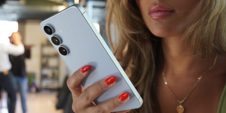 Puede comprar Samsung's Galaxy S25 Fe por solo $ 6 al mes: cómo funciona el trato