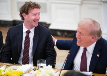 Zuckerberg atrapó al micrófono caliente diciéndole a Trump 'No estaba seguro' de cuánto prometer pasar en la IA en los Estados Unidos