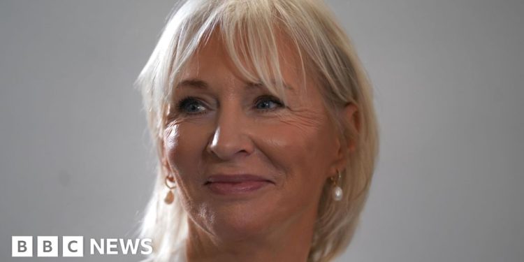 La ex ministra conservadora, Nadine Dorries, defectos para reformar el Reino Unido