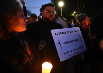 El Cuerpo de Charlie Kirk Llega A Arizona Escoltado Por Fuerzas de Eeuu y Entre Homenejes