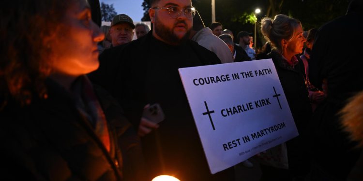 El Cuerpo de Charlie Kirk Llega A Arizona Escoltado Por Fuerzas de Eeuu y Entre Homenejes