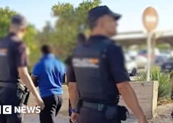 España arresta a 19 bajo sospecha de tortura y asesinato después de que 50 desaparezcan del barco migrante