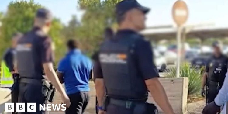 España arresta a 19 bajo sospecha de tortura y asesinato después de que 50 desaparezcan del barco migrante