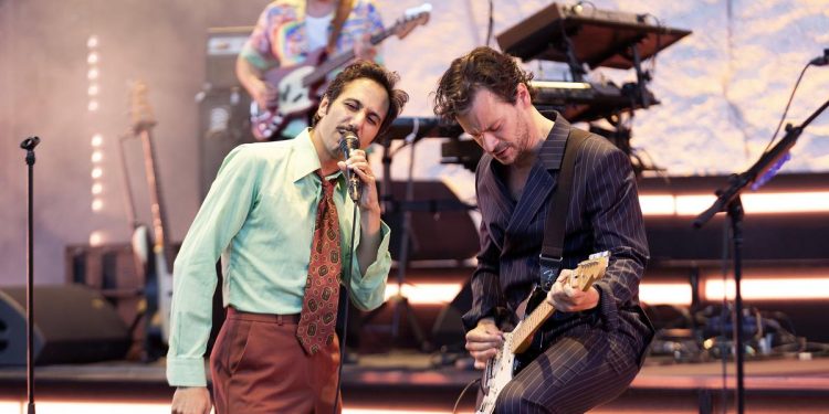 ¡Feu! Chatterton Montre sa maîtrise dans la simplicité