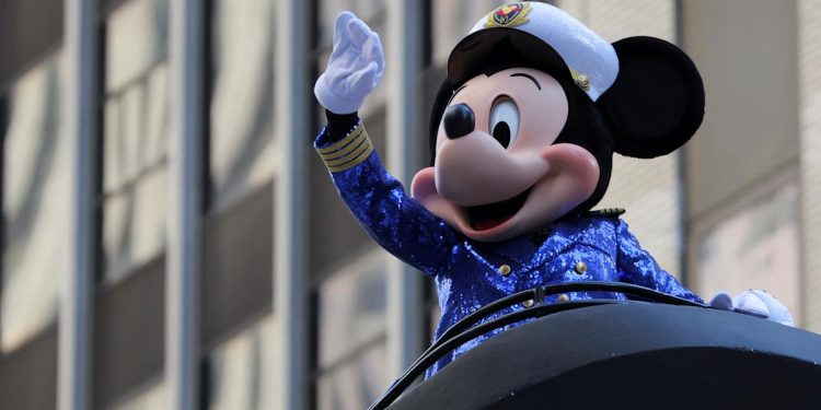 Disney envía una carta de cese y desistimiento al personaje.