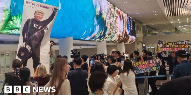 Trabajadores surcoreanos detenidos en la redada de EE. UU. Llegan a casa