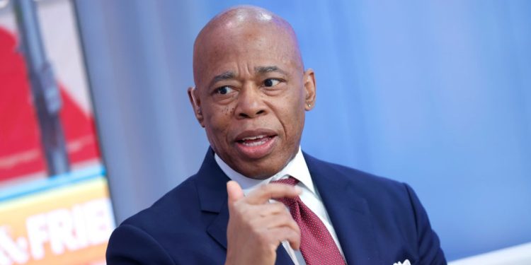 El alcalde de Nueva York, Eric Adams, abandona la raza de la alcaldía