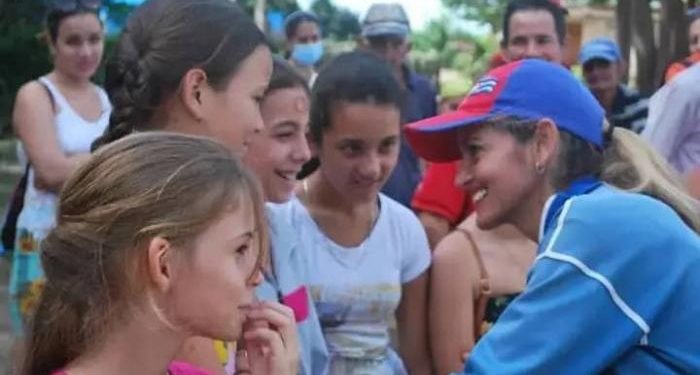 Los dirigentes PolÍticos y del Gobierno no Evaden el Diálogo Franco y Duro Con El Pueblo ›Cuba› Granma