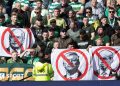 La protesta del tablero del plan de fanáticos celtas con la entrada tardía en Kilmarnock