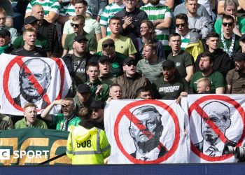 La protesta del tablero del plan de fanáticos celtas con la entrada tardía en Kilmarnock