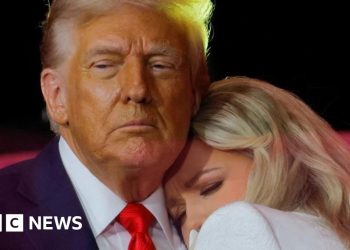 Trump saluda a Charlie Kirk como 'héroe americano' mientras miles llenan el servicio conmemorativo