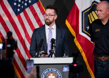 EL FBI PUBLA DOS FOTOS DEL SOSPECHOSO DE ASESINAR A CHARLIE KIRK