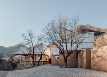 Terraza de castaña / arquitectos de maravilla