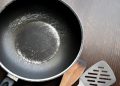 5 alimentos arruinando en secreto tus sartenes antiadherentes