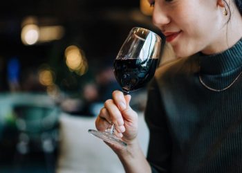 He aquí por qué realmente pruebas el vino antes de que un servidor vierta para la mesa.