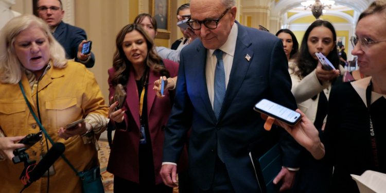 2025 Avalaje del gobierno: la amenaza de Trump para despedir a los trabajadores federales puede ser un acantilado