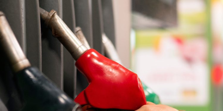 Gobierno incrementa elacia del diesel de 2,80 dólares y anuncia medidas de compensación