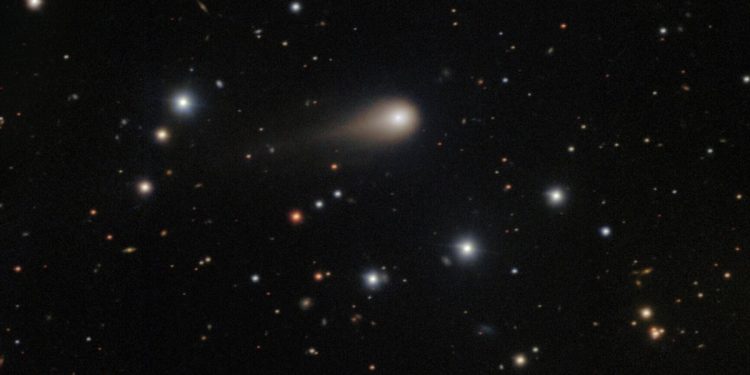 Los científicos tomaron una nueva foto del cometa interestelar iluminado