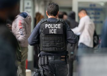 Cientos de protestas de arresto contra hielo del querido superintendente escolar