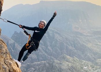 En un acantilado en Omán, el paraaatleta Zainab al-Eqabi encuentra su libertad