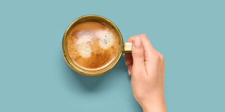 ¿Es seguro beber cafeína mientras toma fentermina?