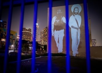 Los artistas están proyectando imágenes satíricas anti-Trump alrededor de Los Ángeles