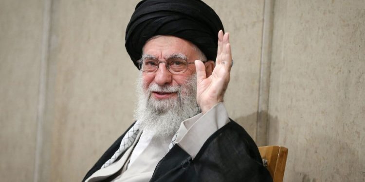 Irán enfrenta sanciones snapback cuando Khamenei cree que puede montar esta crisis