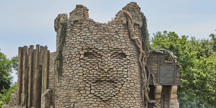 Esquema de escultura cinética que se mueven en la cara de la Tower's Stonework en el parque temático francés