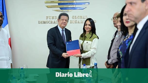 Leonel Recibe Anteproyecto de Ley Orgánica de la Policía en Funglode