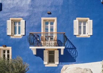 La fachada azul vibrante trae nueva vida al retiro de los monjes en Leros