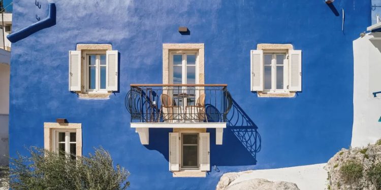 La fachada azul vibrante trae nueva vida al retiro de los monjes en Leros