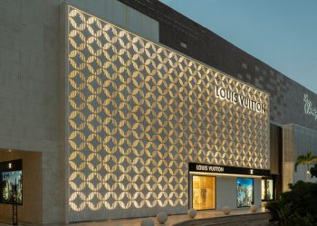 La boutique Cancún de Louis Vuitton presenta una fachada de concreto con motivo de flores esculpidas