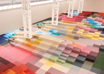 Marc Newson diseña el programa SS26 de Fendi con cajas de píxeles vibrantes