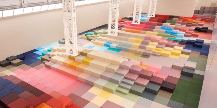 Marc Newson diseña el programa SS26 de Fendi con cajas de píxeles vibrantes