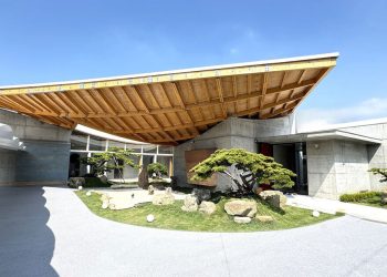 Techo hiperbólico compuesto por listones de madera curvos cubre residencia de concreto en Taiwán