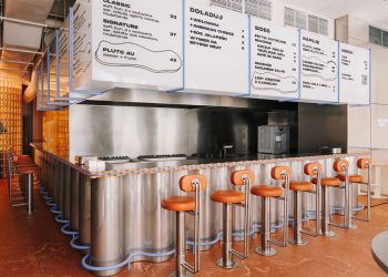 Los tonos de caramelo y las líneas ondulantes forman el interior de fusión de la barra de hamburguesas de plutón