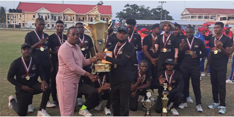 La sede venció a los oficiales para retener el título