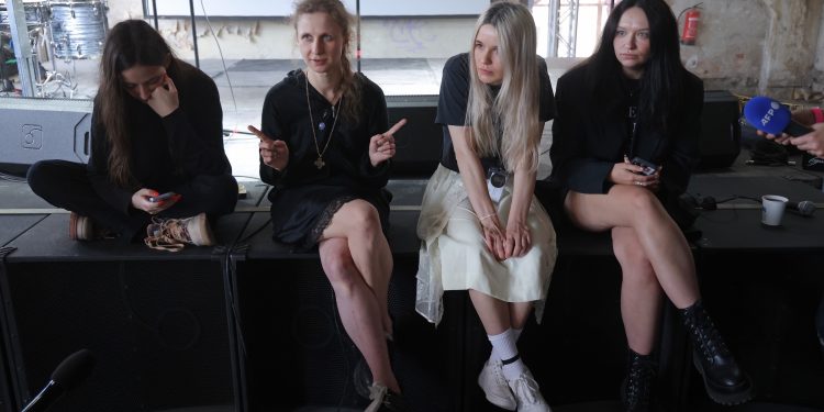 Miembros de los disturbios de coño condenados a la prisión rusa en ausencia