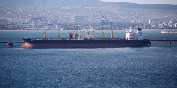 Estados Unidos insta al G-7 a imponer aranceles a China, India para comprar petróleo ruso