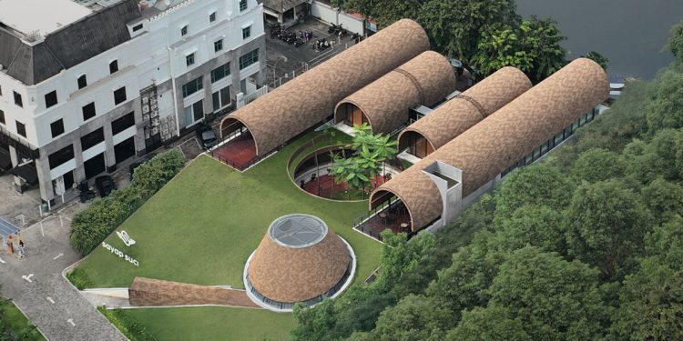 Cuatro refugios de Rad+AR se expanden en el jardín en capas en Yakarta