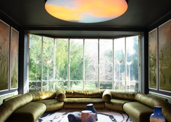 Studio GGSV transforma un apartamento parisino histórico en salones para la imaginación